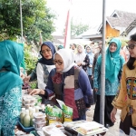 Ketua TP PKK Kabupaten Kediri, Eriani Annisa Hanindhito, ketika mendampingi Menteri PPPA saat berkunjung ke P2L Desa Tertek.