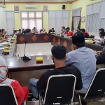 LSM saat menghadiri undangan rapat bersama anggota Komisi D yang dihadiri oleh Kepala Dinas Sosial Bangkalan di Ruang Rapat Banggar DPRD Bangkalan, Kamis (1/4/2021). (foto: ist)