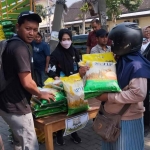 Ramai, banyak warga berdatangan di Pasar Bandar untuk membeli bahan pokok, salah satunya beras 5 kg. (Ist)