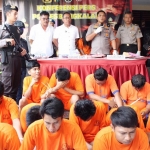 Kapolres Bangkalan AKBP Rama Samtama Putra saat memamerkan 25 tersangka narkoba di Mapolres Bangkalan, Rabu (26/2).