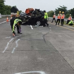 Polisi saat olah TKP di Tol Jombang. Foto: Ist.