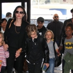 Angelina jolie dan anak-anaknya. foto: mirror.co.uk