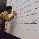 TEKAN PAKTA INTEGRITAS: Bupati Muhdlor saat menghadiri peluncuran Sentra Gakkumdu Sidoarjo Pemilu 2024, Selasa (13/12/2022). Foto: Ist.