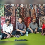 Ketua dan Pengurus DPC APBTN Bhuana Kabupaten Pamekasan saat memberikan pernyataan di Pasar Batik 17 Agustus Pamekasan. foto: YEYEN/ BANGSAONLINE