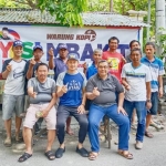 Yuhronur Efendi (depan bertopi) saat menyapa warga di salah satu warung. 