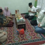 Calon Wali Kota Kediri nomor urut 1, Vinanda Prameswati, didampingi Gus Qowim saat sowan ke kediaman KH. Saiful. Foto: Ist