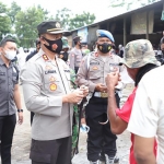 Kapolres Kediri AKBP Lukman Cahyono saat blusukan ke Pasar Induk Pare. (foto: ist.)