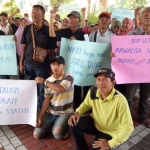 Ratusan warga Gadukan Surabaya saat mendatangi Gedung DPRD Surabaya.