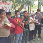 Beberapa ODGJ peserta lomba di Kelurahan Balowerti saat berfoto dengan panitia. Foto: Ist