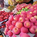Salah satu pedagang buah di pasar sayur yang menolak direlokasi.