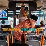 Wakil Wali Kota Kediri saat menyapa penumpang bus di Terminal Tamanan. Foto: MUJI HARJITA/BANGSAONLINE