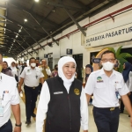 Gubernur Khofifah saat meninjau pucak arus mudik di Stasiun Pasar Turi, Surabaya.