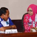 Bupati Jember dr Hj Faida, MMR kala bertemu Kepala BNNP Jatim Brigjen Pol Drs Sukirman, kemarin. foto: yudi/ BANGSAONLINE