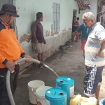 Petugas PBD Kota Blitar saat mendistribusikan air bersih ke sejumlah kelurahan di Kecamatan Kepanjenkidul.