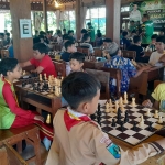 Atlet catur saat bertanding di Porkab Sidoarjo 2026, Sabtu (13/6/2026). Foto: MUSTAIN/ BANGSAONLINE