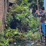 Detik-detik penangkapan pelaku yang bersembunyi di dalam got Jl. Sukomanunggal dekat kantor BNN Jatim