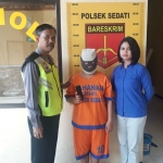 Pelaku saat diapit petugas Polsek Sedati, Sidoarjo.