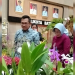 Wali Kota Batu Nurochman saat melihat aneka tanaman anggrek usai membuka Batu Shining Orchids Week 2025.
