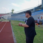 Bupati Kediri Bupati Kediri Hanindhito Himawan Pramana saat hadir menonton uji coba antara Gresik United melawan Persedikab di Stadion Joko Samudro. foto: ist.