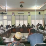 Suasana hearing antara Komisi D DPRD Bangkalan, Kades Maneron, Pengelola Pantai Tengket, di ruang Banggar, Kamis (8/7).