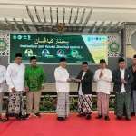 Ketua PWNU Jatim Gus Kikin menyerahkan cinderamata kepada Rektor Unisma saat kick off Seminar Kebangsaan PWNU Jatim