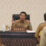 Bupati Yuhronur saat rapat bersama OPD dan camat se-Kabupaten Lamongan. (foto: ist)