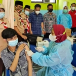 Ketua Gerakan Pramukan Kwarcab Kota Mojokerto Supriyadi Karima Syaiful saat meninjau pelaksanaan vaksinasi anggota pramuka di Puskesmas Blooto, Kota Mojokerto. (foto: ist)
