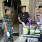 Barang yang diduga narkoba saat diamankan di dalam Makoramil Masalembu