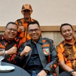 Nurochman Calon Walikota Batu nomor urut 1  (tengah) bersama  pemuda pancasila kota Batu 