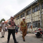 Bupati Kediri saat meninjau progres rehabilitasi kantor pemerintah daerah setempat. Foto: Ist