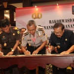 Disaksikan Mendagri, Pakde Karwo bersama Wakil Kepala Kejaksaan Tinggi Jatim Edy Birton, SH, MH dan Irwasda Polda Jatim Kombes Pol Sutardjo SH, tandatangani perjanjian kerjasama APIP-APH Tingkat Provinsi Jatim di Hotel Bidakara Jakarta.