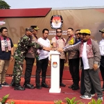 Ketua KPU Kabupaten Pasuruan didampingi Kapolres Pasuruan dan Pj. Bupati saat menekan tombol sebagai tanda pemberangkatan armada distribusi logistik.