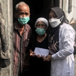 Bupati Mojokerto Ikfina Fahmawati membantu Sanif, Warga Dusun Kepuhanyar, Desa Kepuhanyar, Kecamatan Mojoanyar. (foto: ist)