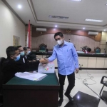 Mardani Maming saat menghadiri sidang Pengadilan Tipikor Kalimantan Selatan, Senin (25/4/2022). Foto: beritasatu.com
