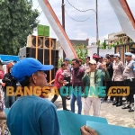 Demo di KPU Kota Blitar. Foto: AKINA NUR ALANA/BANGSAONLINE