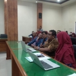  Para perwakilan Ikatan Apoteker Indonesia (IAI) saat menyampaikan aspirasi di Aula Gedung DPRD Trenggalek