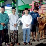 Ketua PCNU Mojokerto KH. Abdul Adzim Alwi dan Ketua Muslimat NU Hj Aslikhatul Mahmudah saat menerima hewan kurban berupa sapi jumbo dari Gus Barra.