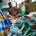 SIBUK: Supardi dikejar order 3000 trompet akhir tahun ini. foto: rony suhartomo/ BANGSAONLINE