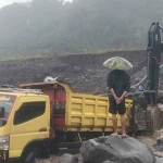 Proses evakuasi truk yang terjebak banjir lahar hujan Gunung Semeru, Jumat (24/1/2025). Foto: Ist.