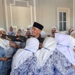 Pj. Bupati Bangkalan Edi M. Arief saat selfie dengan para pengurus Iwapi Bangkalan.