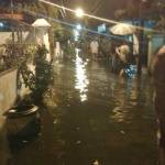 Banjir yang menggenangi Kedung Tarukan V, Surabaya, kemarin (30/5). foto: irwan/ BANGSAONLINE