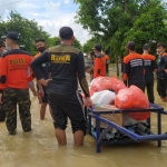 MWC NU, PAC, Fatayat, dan LAZISNU Kecamatan Balongpanggang saat mendistribusikan bantuan sembako untuk korban banjir luapan Kali Lamong. foto: ist.