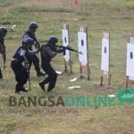 Sejumlah anggota Brimob saat sedang latihan menembak. foto: ilustrasi/eky nurhadi/dok/ BANGSAONLINE