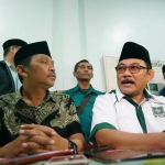 Calon wakil bupati Jombang Subaidi Muchtar (kiri) yang merupakan pasangan Calon Bupati Jombang Nyono Suharli Wihdandoko bersama Ketua DPC PKB Jombang Mas
