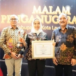 Wali Kota Mojokerto, Ika Puspitasari, saat menerima penghargaan KLA kategori Nindya.