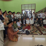 Para rais dan ketua PWNU dan 23 PCNU foto bersama dengan Prof Dr KH Asep Saifuddin Chalim di Karangampel Indramayu, Sabtu (9/5/2026). foto: MMA/bangsaonline
