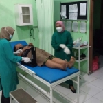 Supangatin (55), warga Desa Sambigede Kecamatan Binangun Kabupaten Blitar saat dirawat di rumah sakit. foto: AKINA/ BANGSAONLINE