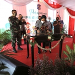 Wali Kota Risma saat meresmikan SMPN 61 Surabaya. (foto: ist).