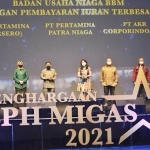 Pertamina berhasil memboyong penghargaan Badan Pengatur Hilir Minyak dan Gas Bumi (BPH Migas) tahun 2021 yang digelar di Djakarta Theater, Menteng, Jakarta Pusat, Senin (20/12) kemarin.