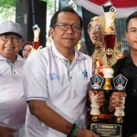 Ketua DPRD Kabupaten Blitar, Supriadi, saat memberi penghargaan ke pemenang Lomba Video Konten Literasi Bermutu tingkat SD/MI.